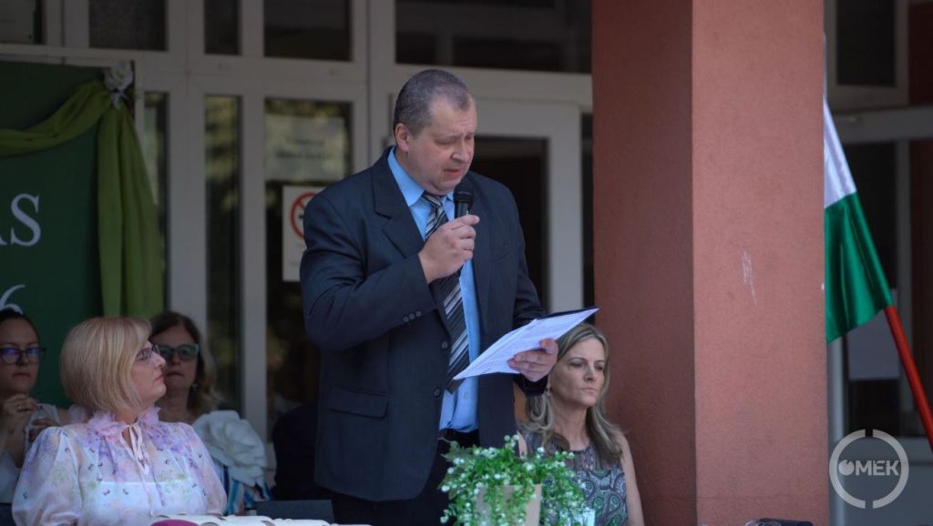 Hák Sándor az intézmény igazagtója szólt a végzősökhöz.