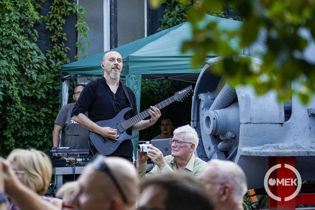 Hocza Róbert gitározik.
