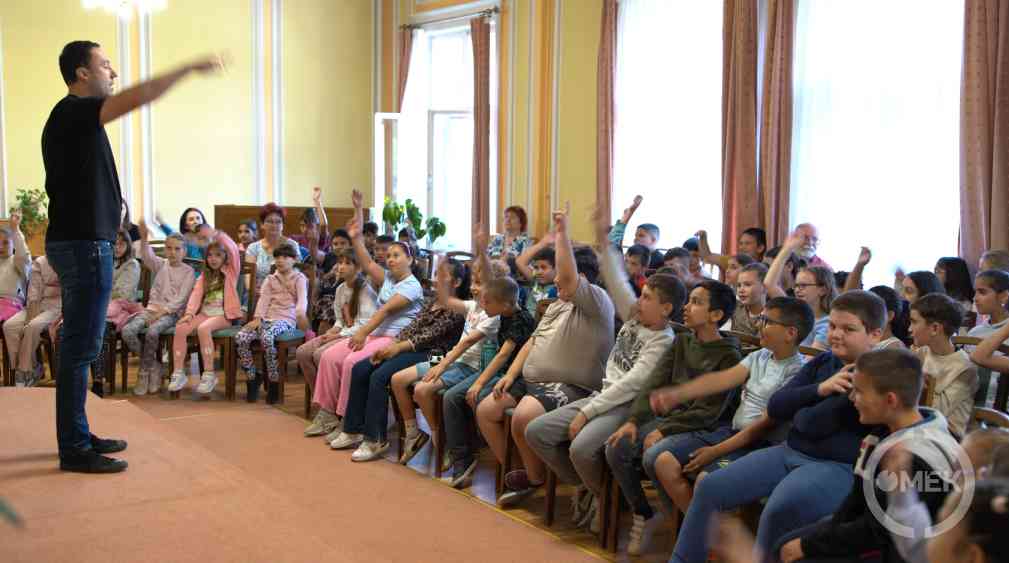 Interaktív író-olvasó találkozó zajlott a könyvtárban.