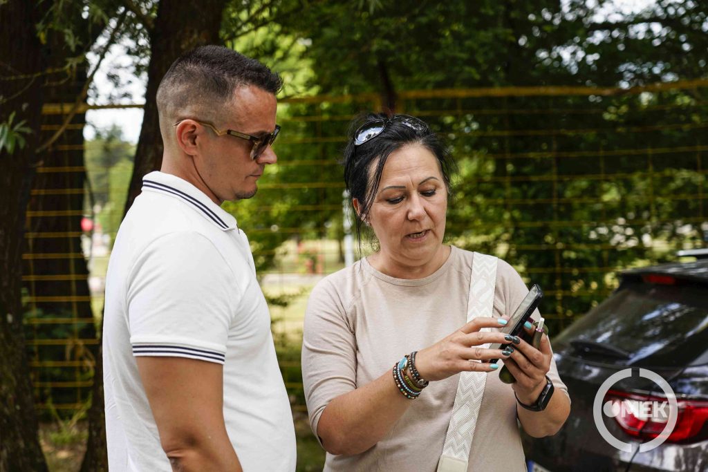 Janiczak Dávid polgármester egyeztet Czene Adriennel az ÓVI munkatársával.