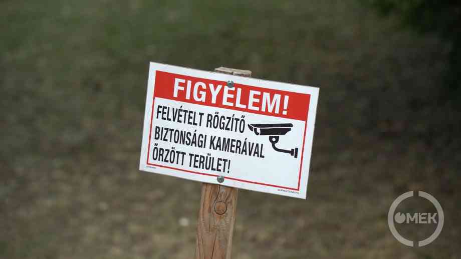 Kamerákra hívja fel a figyelmet ez a tábla.