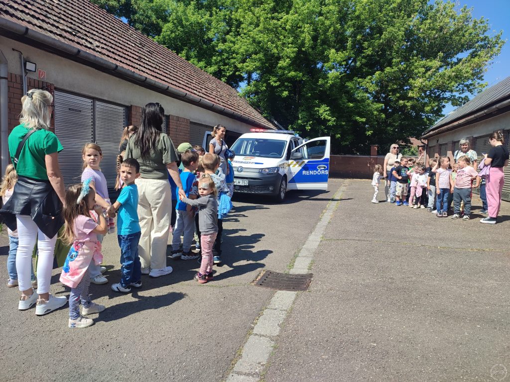 Két óvodai csoport a rendőrség hátsó udvarán.