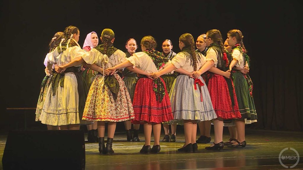 Körben állva táncolnak a néptáncosok.