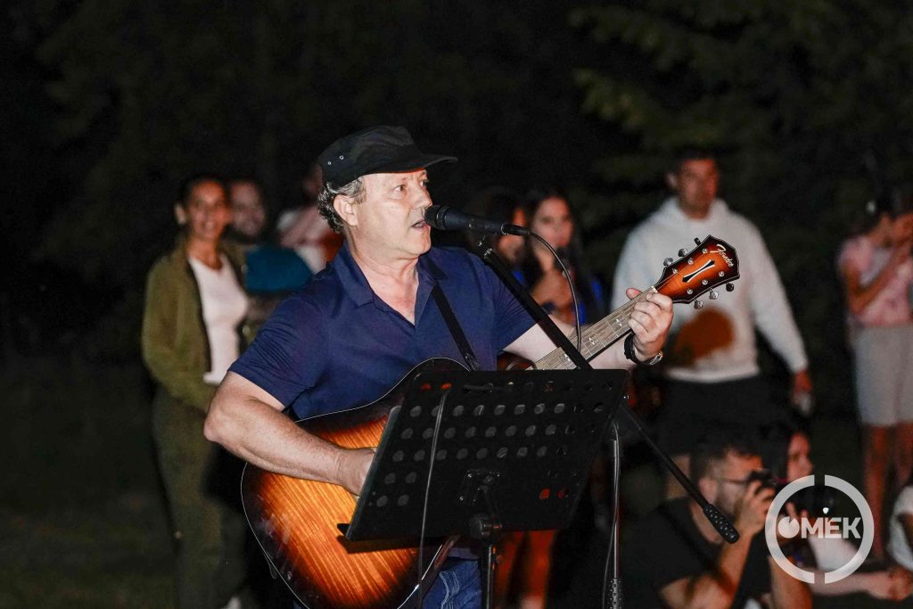 Maczó József zenél.