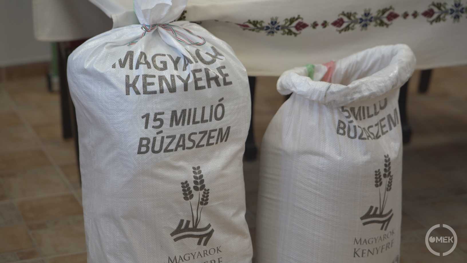 Magyarok Kenyere 15 millió búzaszem feliratos zsákok.