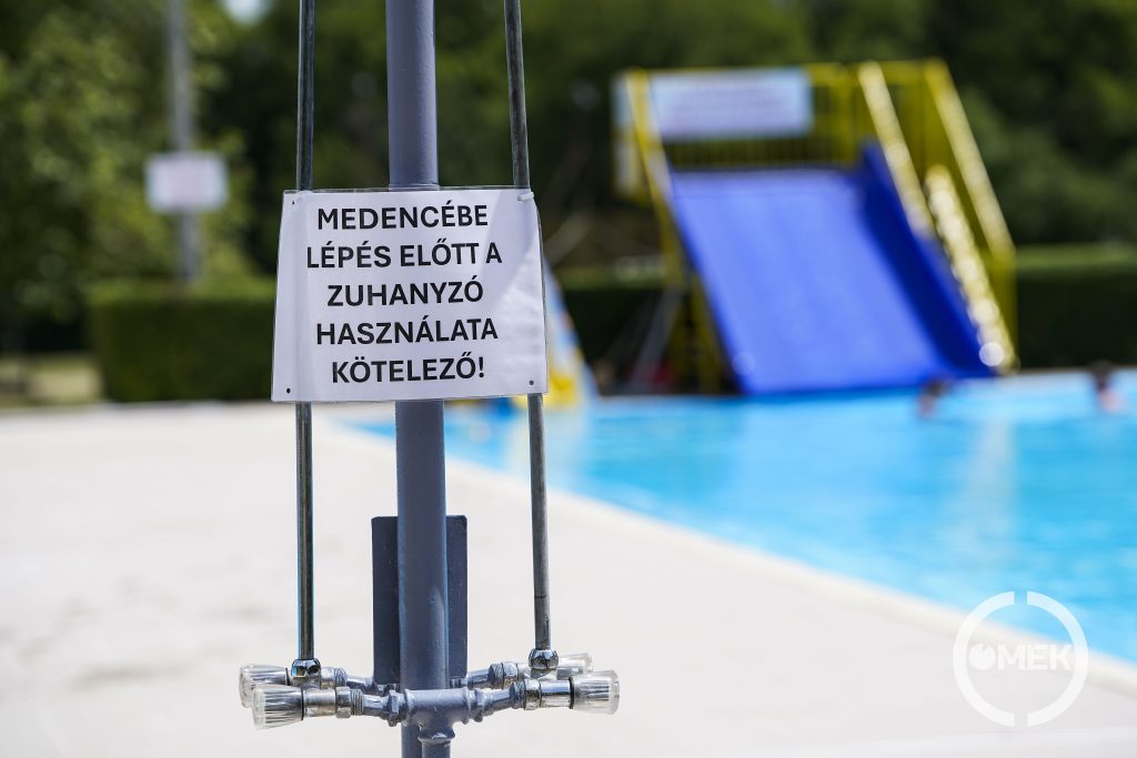Medencébe lépés előtt kötelező zuhanyozni!