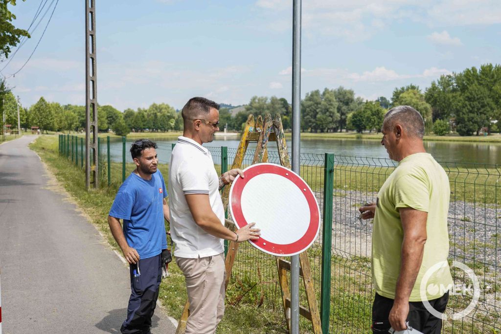 Mindkét irányból behajtani tilos tábla a polgármester kezében.