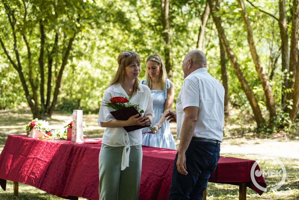 Nagyné Németh Szabina veszi át a díjat.