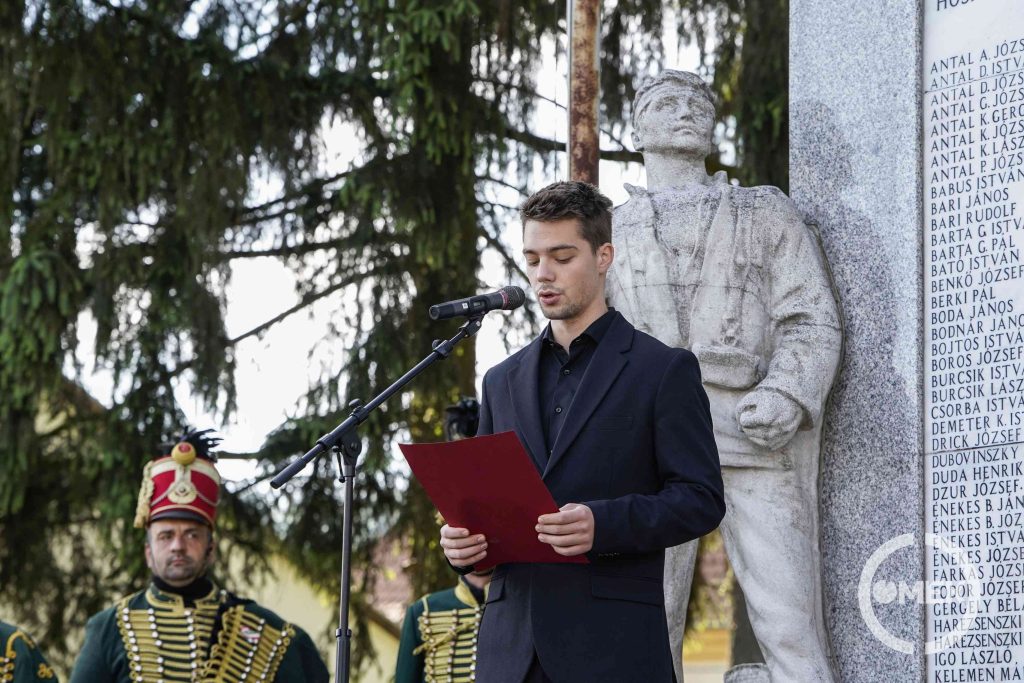 Oravecz Márton, a Széchenyi István Katolikus Technikum és Gimnázium tanulója mondott verset.
