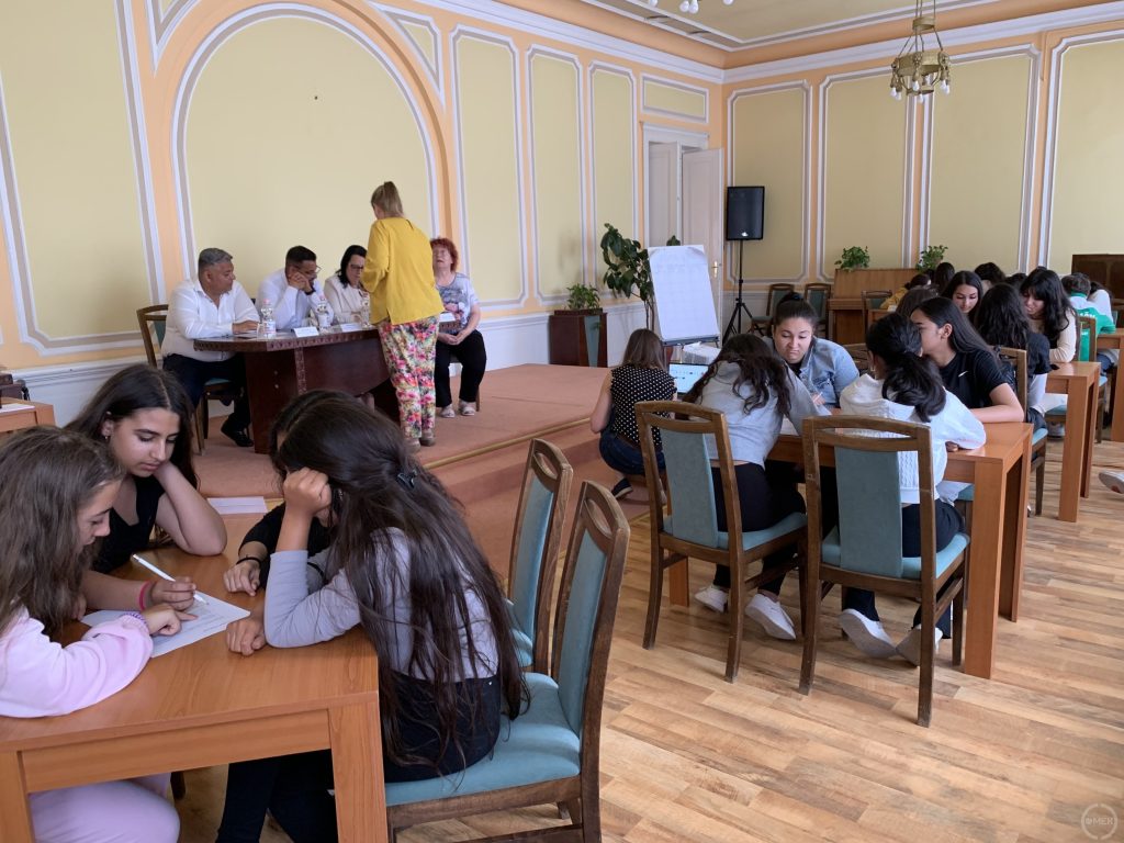 Öt csapat részvételével zajlott a Roma Népismereti Vetélkedő.