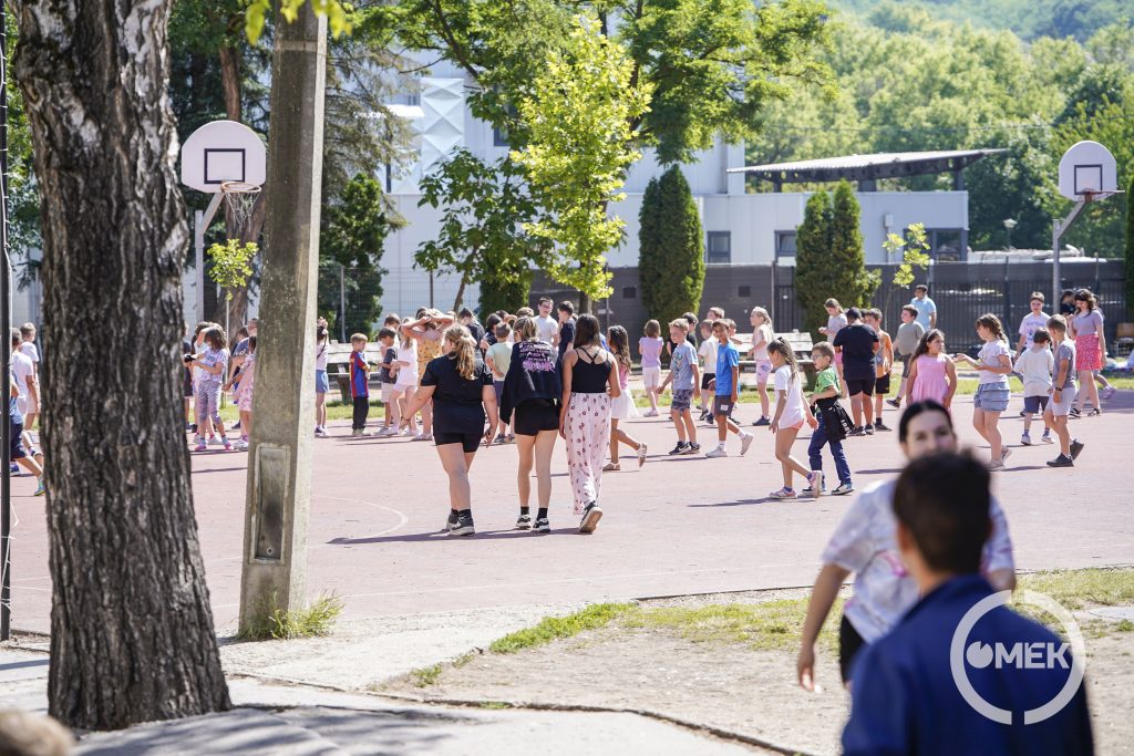 Sokan az udvaron töltötték az utolsó napot.