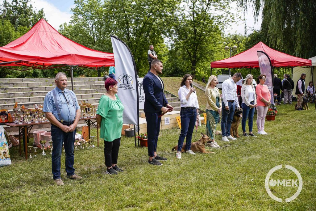 Szervezők, zsűritagok és meghívott vendégek a képen.