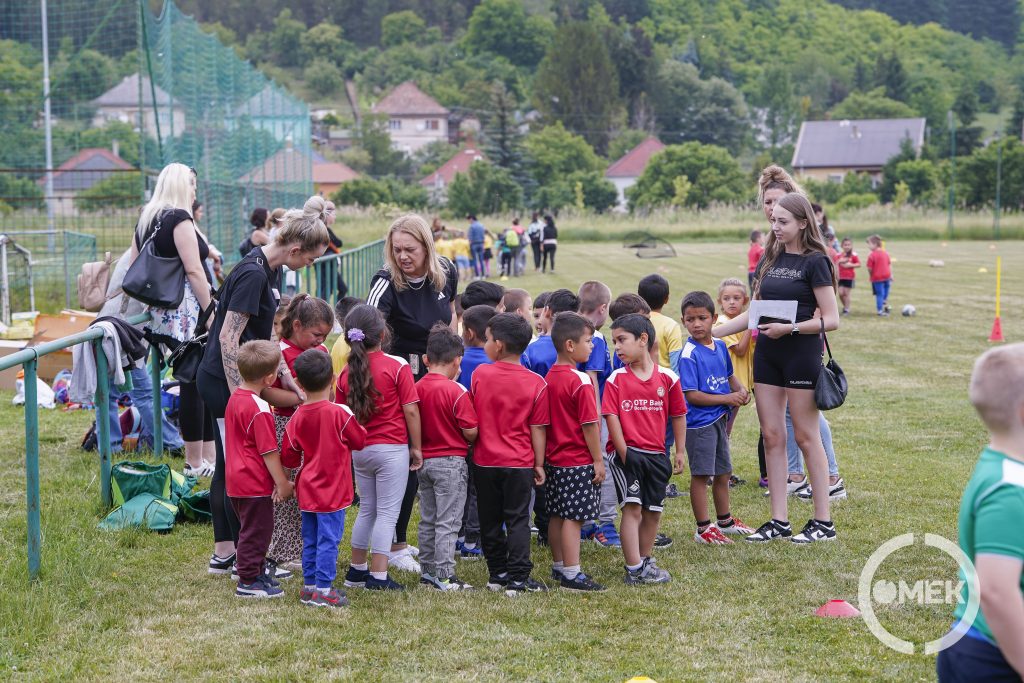 Színes mezekben sorakoztak fel a csapatok.