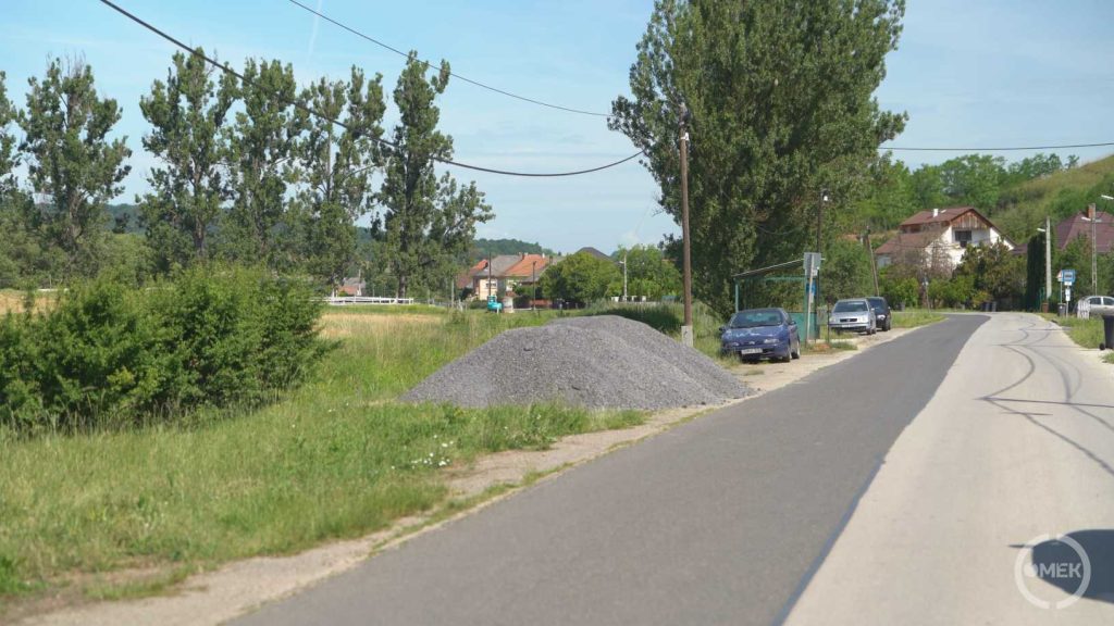 Több tonna salak az út szélén.