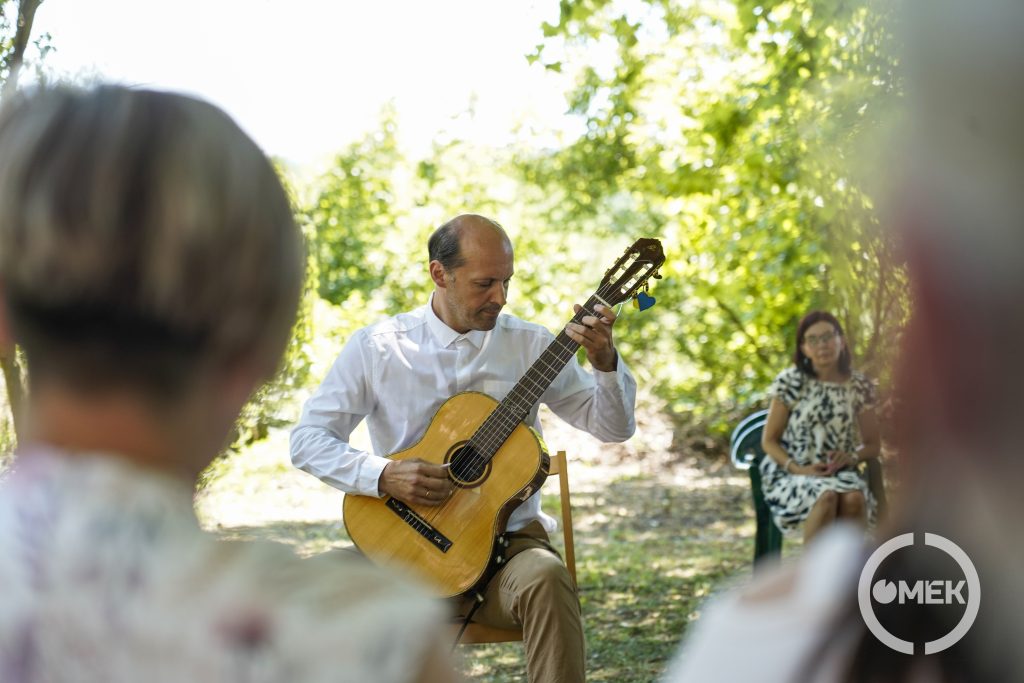 Vihula Mihajló gitározik.