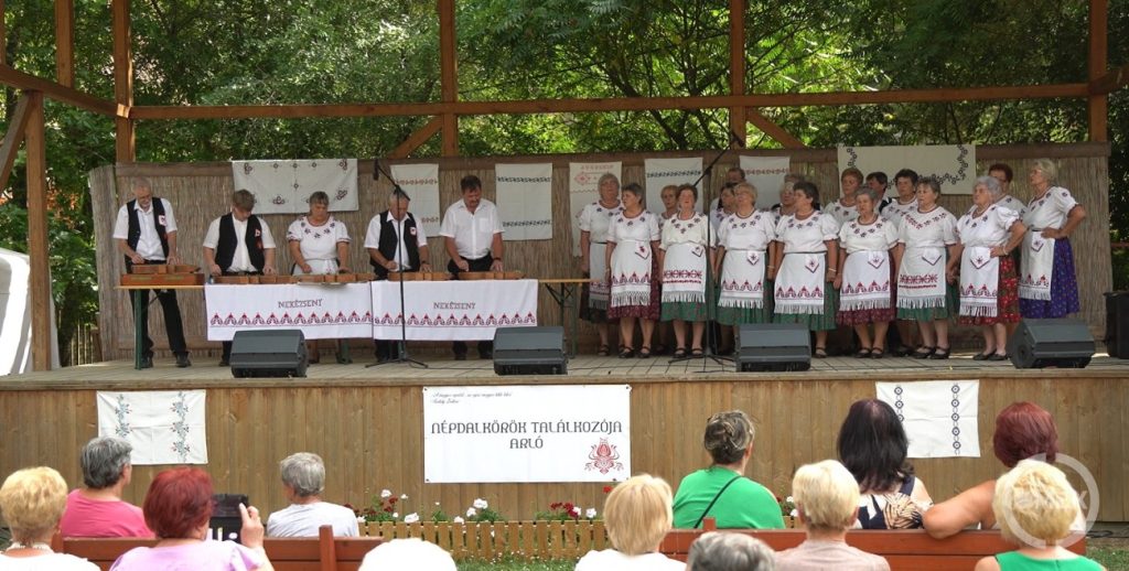 A Nekézsenyi Hagyományőrző Pávakör.