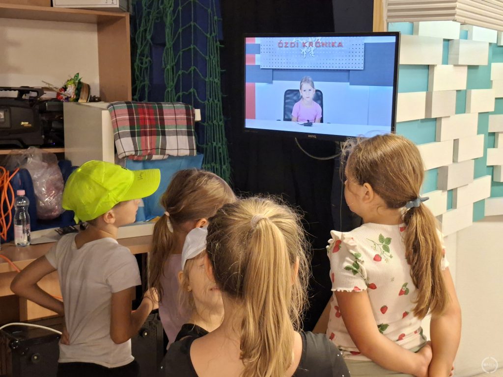 A diákok monitoron nézik társukat.