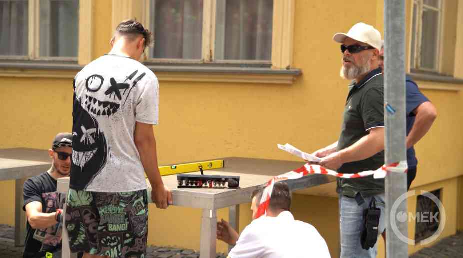 A fröccsterasz összeszerelésén dolgoztak az ÓMÉK munkatársai.