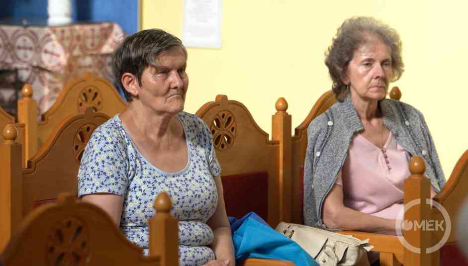 A közösség tagjai a szent liturgián.