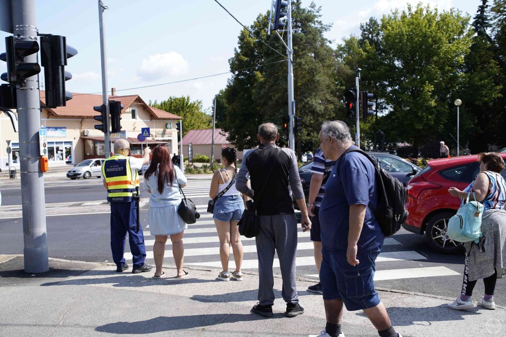 A közterület-felügyelő ismerteti az átkelés szabályait.