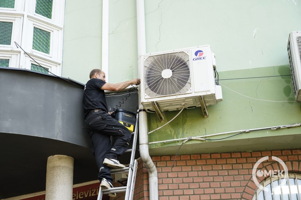 A külső eszköz karbantartása zajlik televízió épületén.