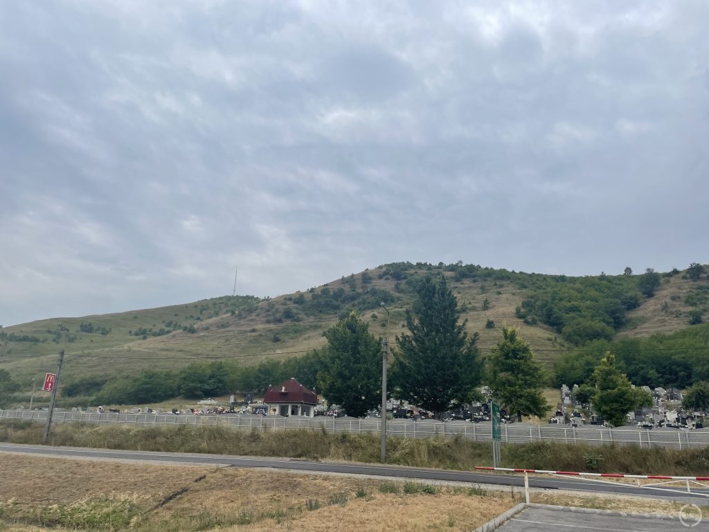 A melegtől kiszáradt domboldal.