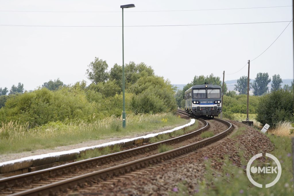 A szerelvény halad.