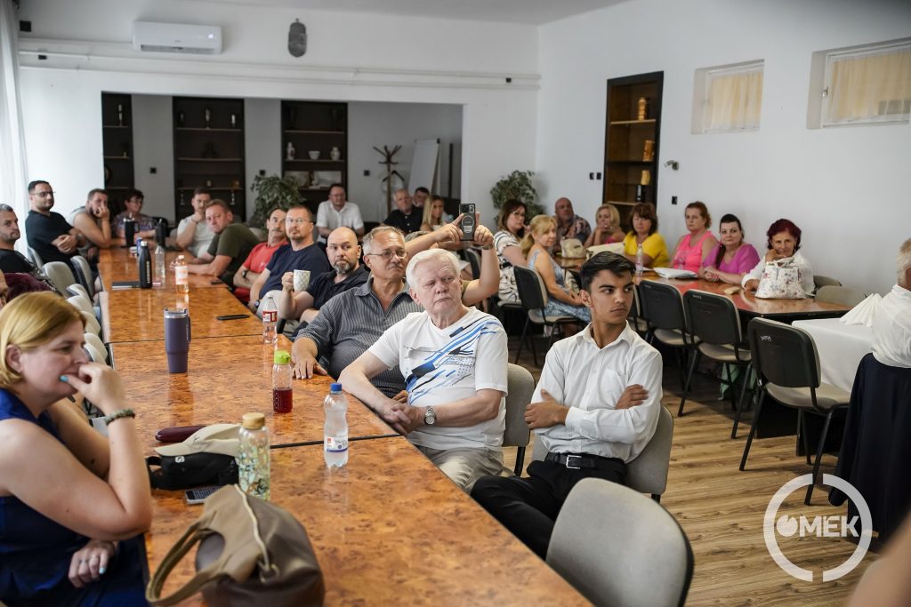 A tanévzáró értekezlet ünnepi pillanatai.