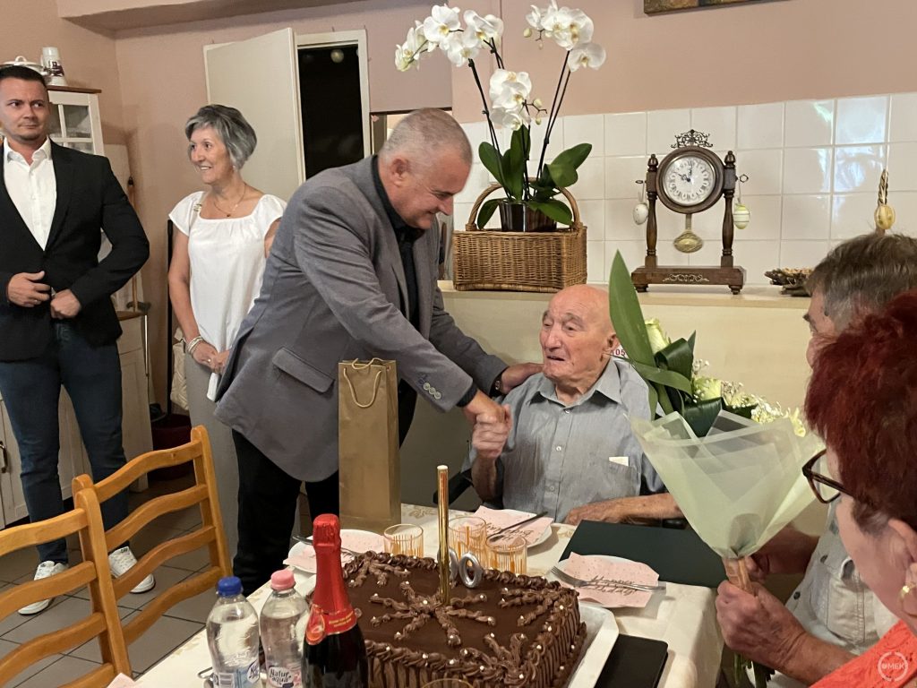 Angyal Béla területi képviselő is felköszöntötte az ünnepeltet.