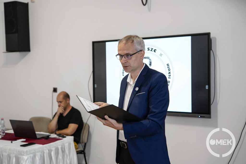 Dr. Alabán Péter méltatja a díjazottakat.