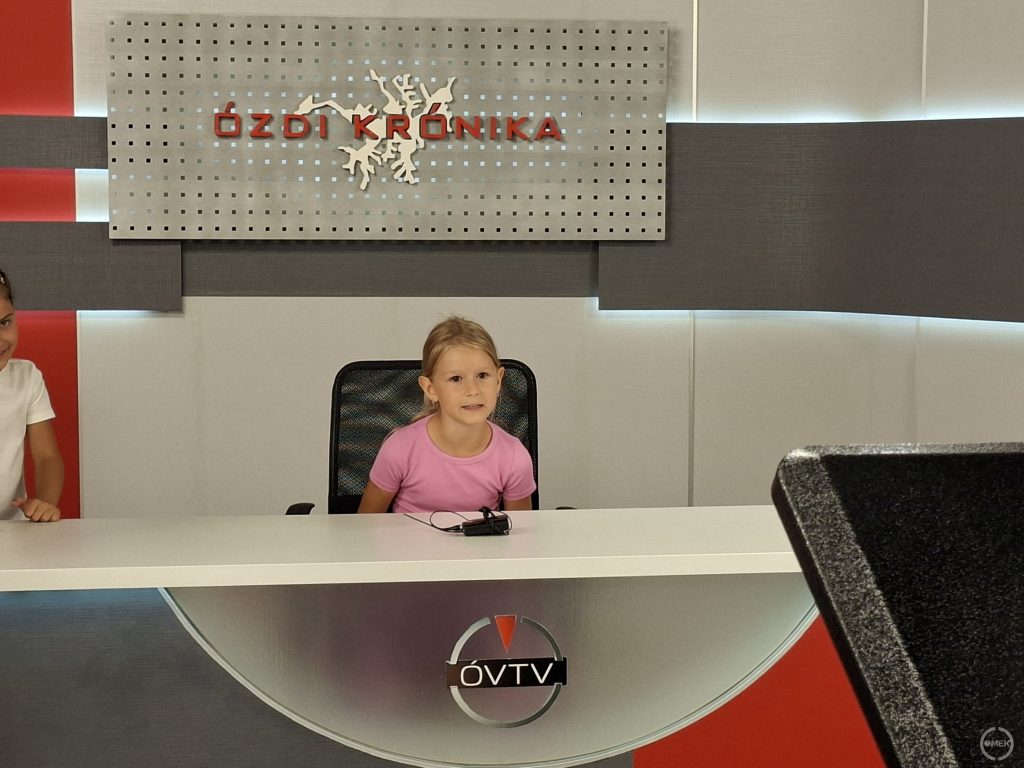 Egy kislány olvas.