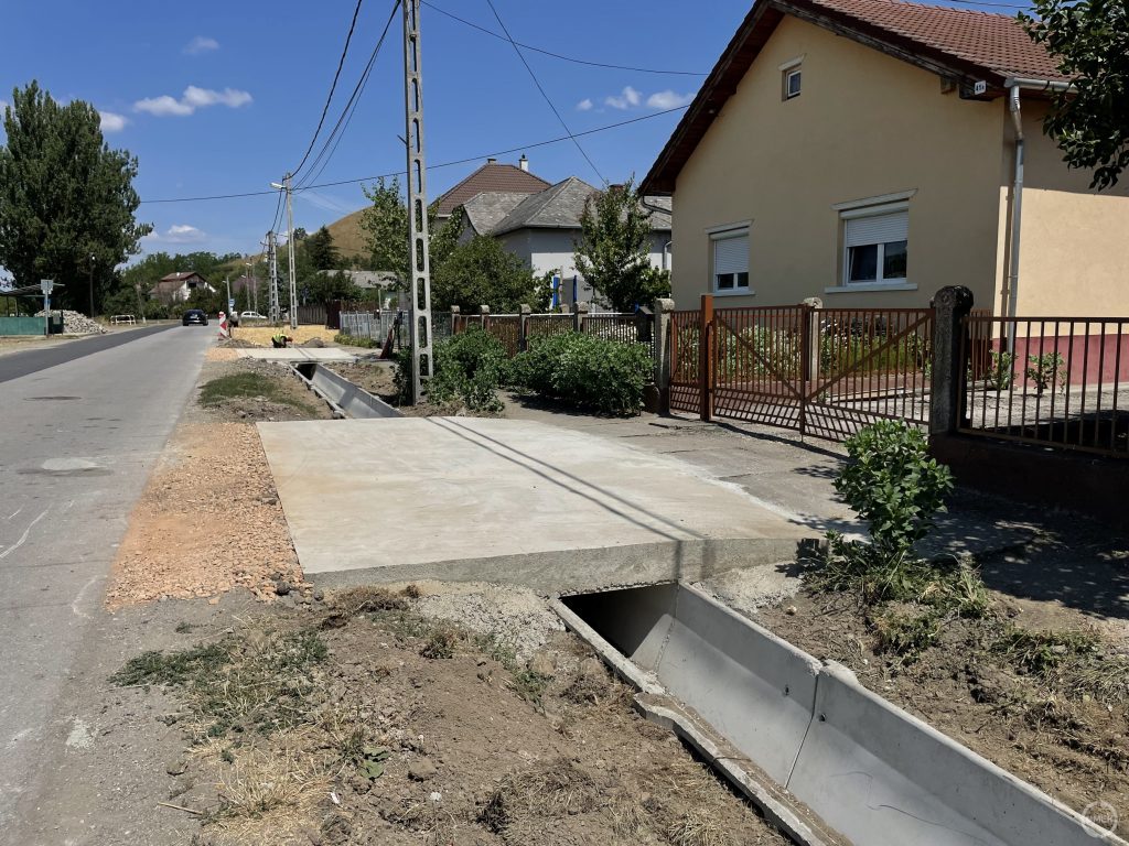 Elkészült, rendelkezésre álló új kapubeálló.