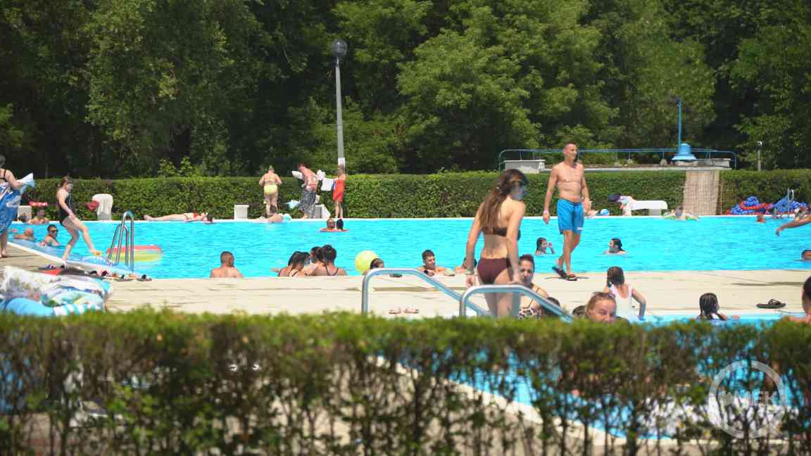Fürdőzők a strandon.
