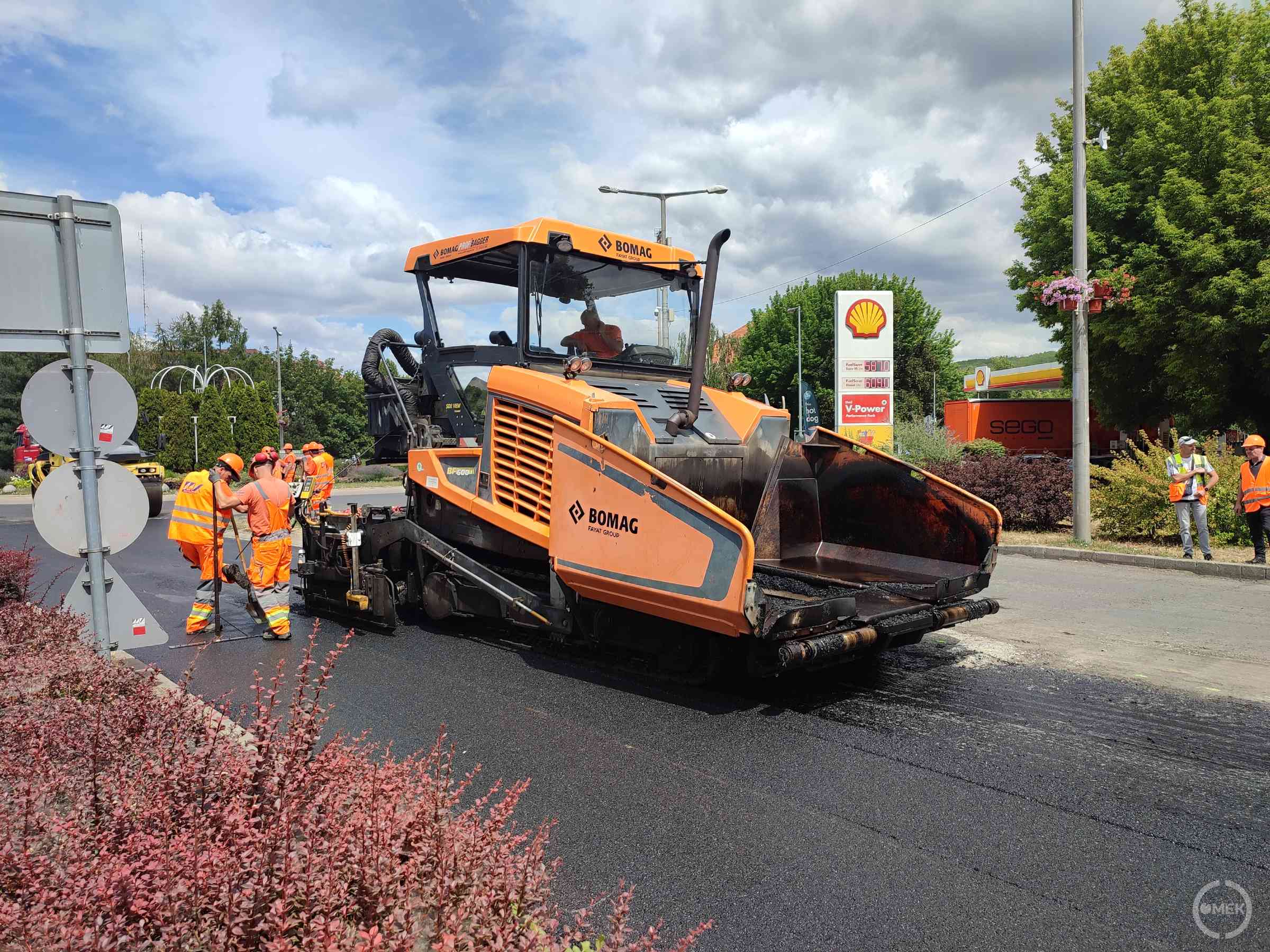 Hatalmas munkagép teríti el az új aszfaltréteget.