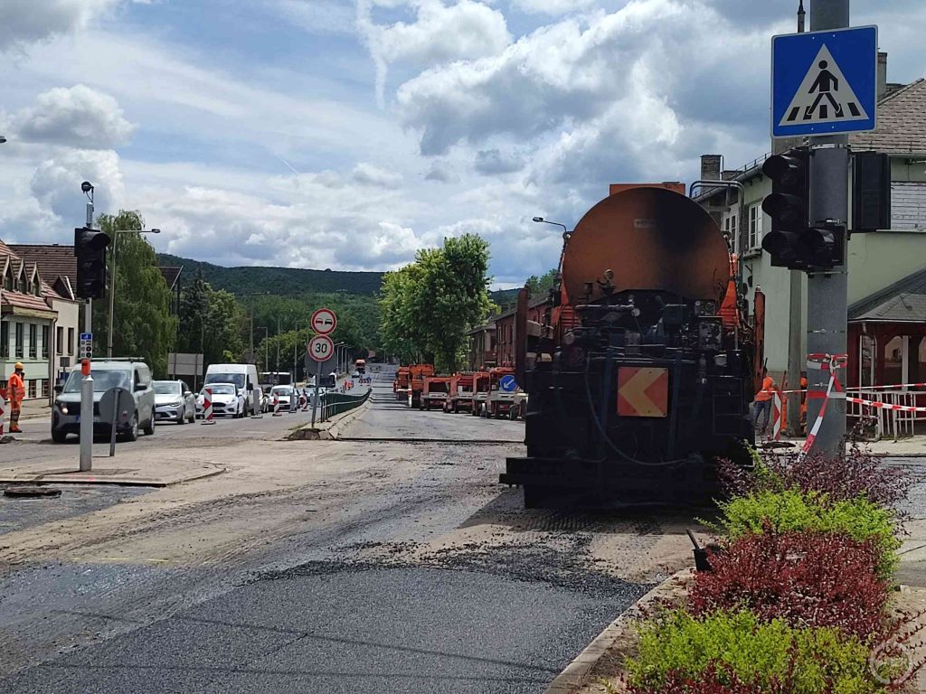 Hosszú sorban állnak az útépítő munkagépek.