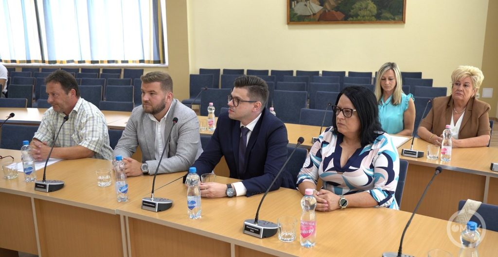 Ingatlanok értékesítéséről is határoztak.