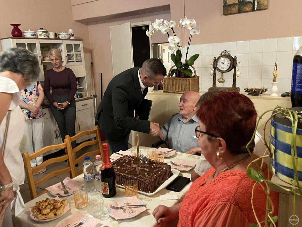 Janiczak Dávid polgármester kezet fog a szépkorú ünnepelttel.