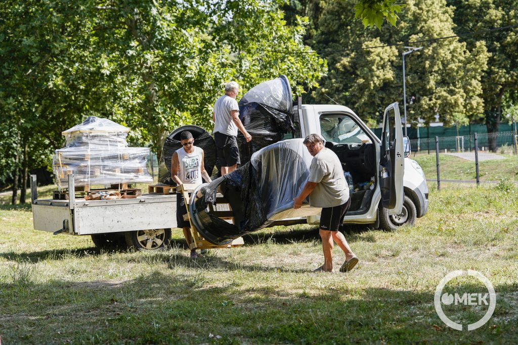 Leemelték az egyik elemet az autó platójáról.