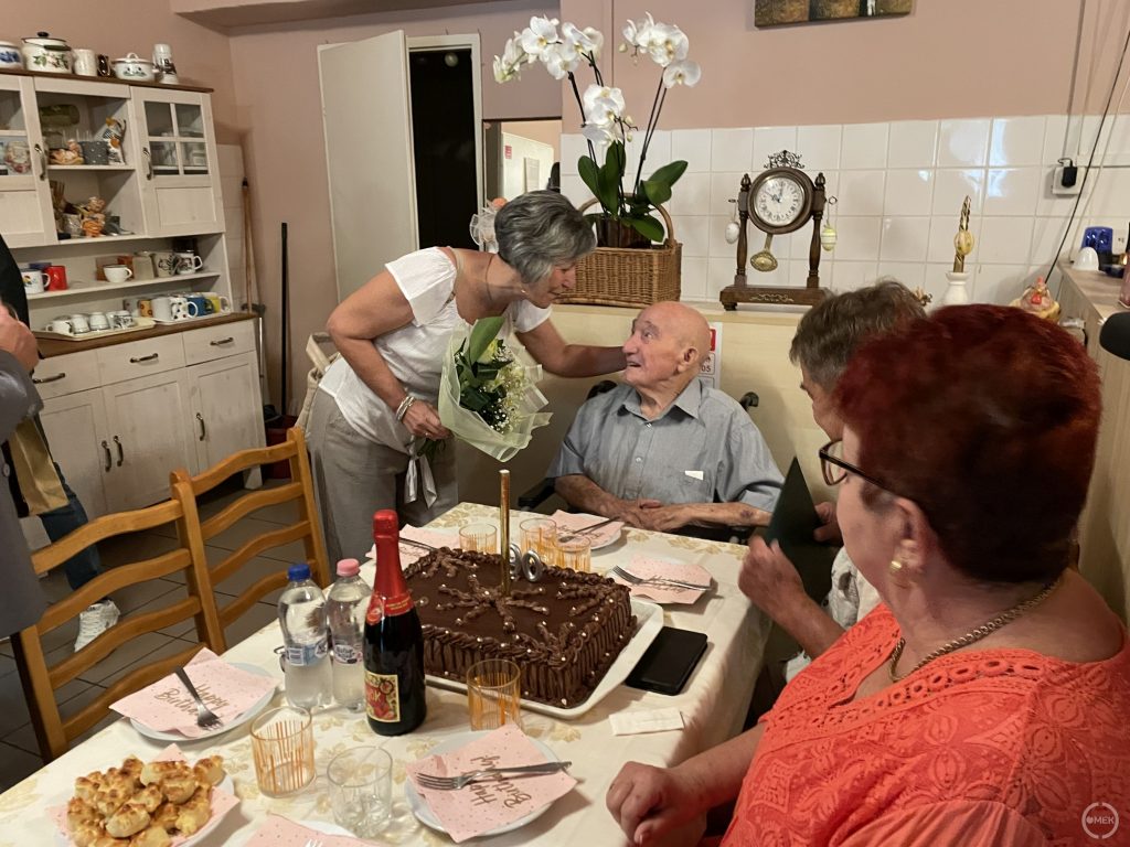 Önkormányzati virágcsokor átnyújtása.