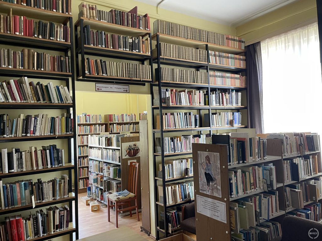 Óriási polcrendszeren állnak a leltározásra és selejtezésre váró könyvek.