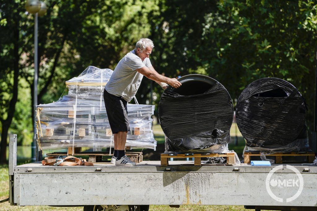 Sorban szedik le az elemeket a platóról.