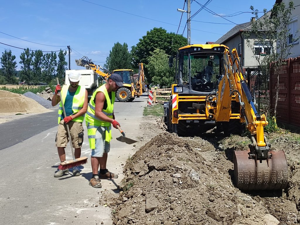 Szorgosan dolgoznak a vízelvezetésen Urajon.