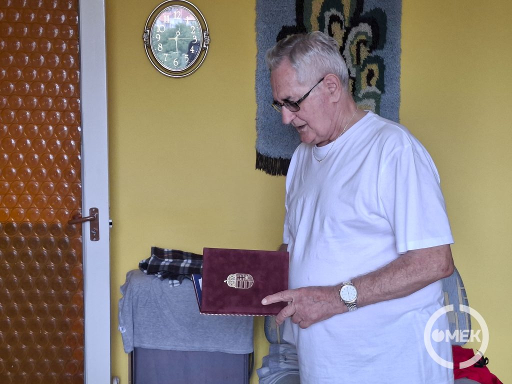 Tankóczi Ferenc és a születésnapi oklevél.