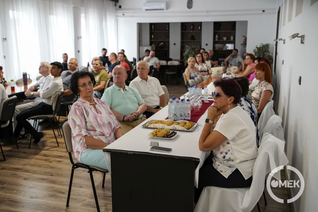 Ünnepi tanévzáró értekezlet díjak átadásával.