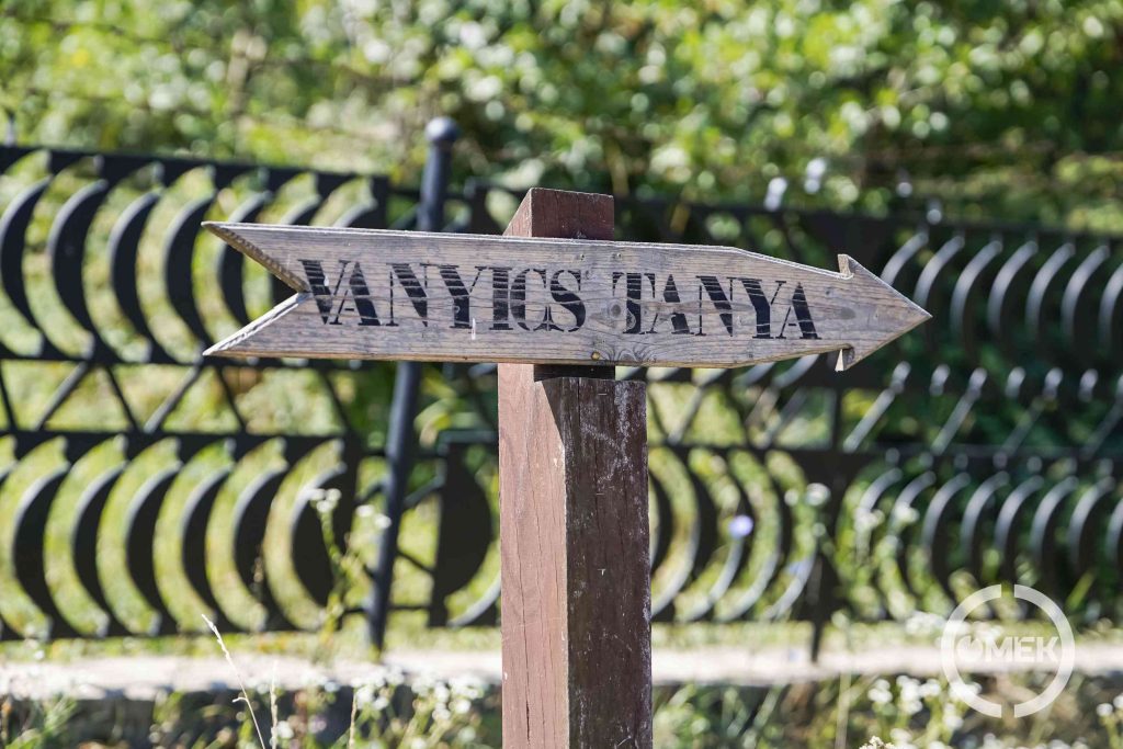 Vanyics tanyát jelző tábla.