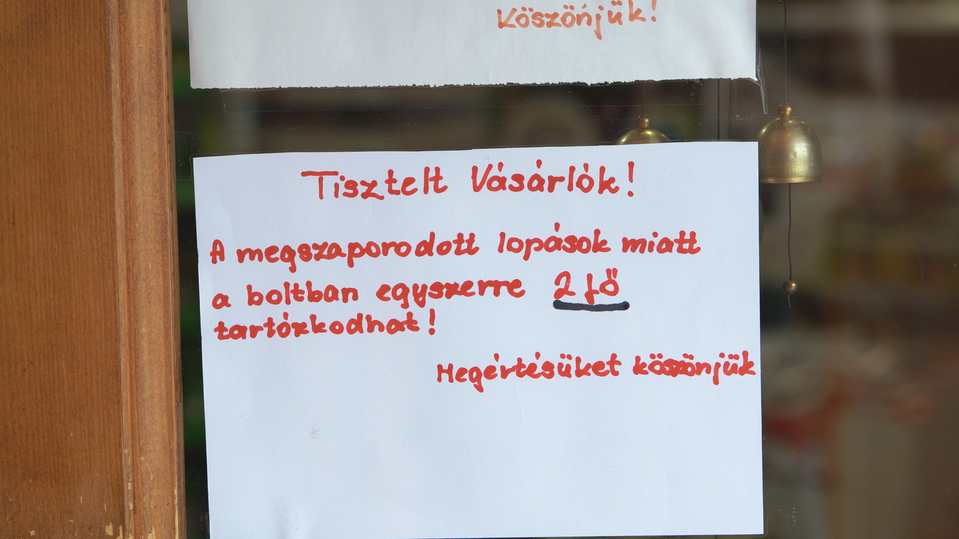 „A megszaporodott lopások miatt a boltban egyszerre 2 fő tartózkodhat!” – Többek között ez olvasható az egyik Árpád vezér úti üzlet ajtajára kiragasztva.