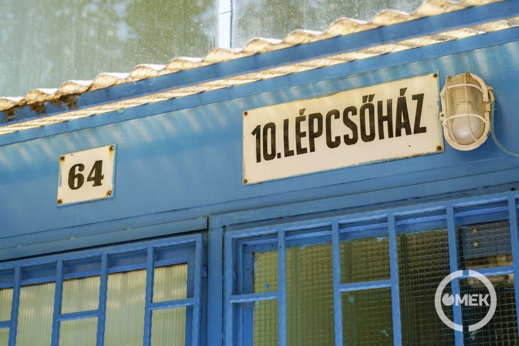 64-es lépcsőház.