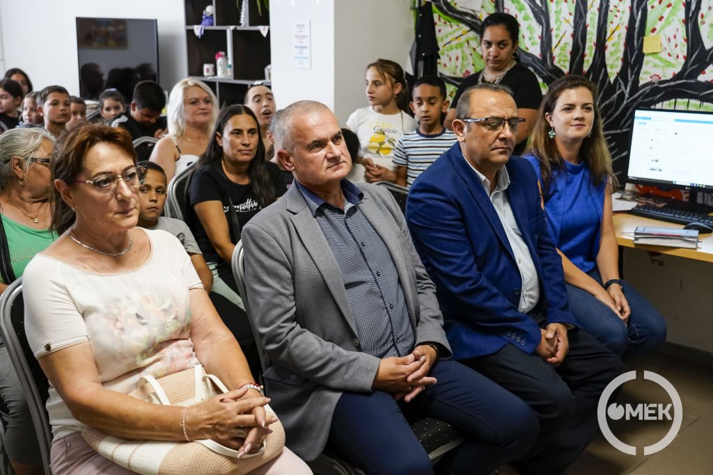 A székeken helyet foglalt balról jobbra Kellóné Mezőtúri Márta, Angyal Béla, Váraljai Zsolt, Birkás-Ferreira Zsófia.