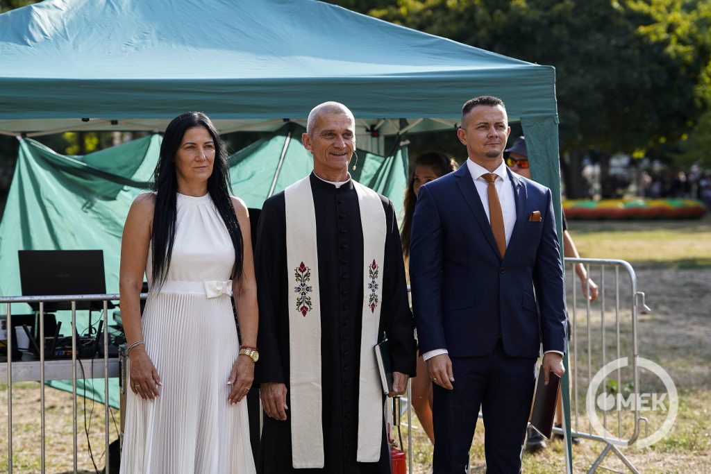 A város vezetői és Szőke Gábor római katolikus plébános.