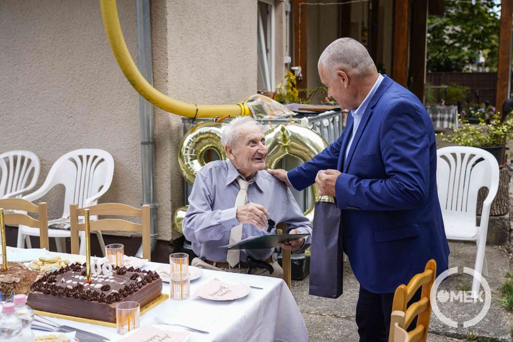 Angyal Béla a terület képviselője is eljött a születésnapra.